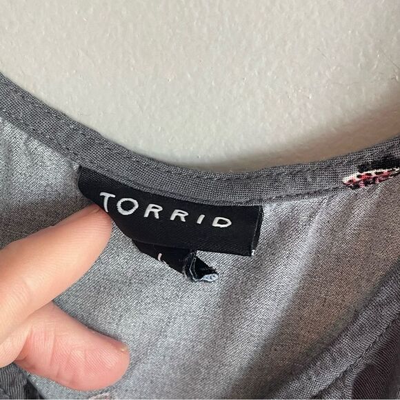 Torrid Women’s Size 4 4X plus size Gray dress with butterflies - Picture 4 of 4